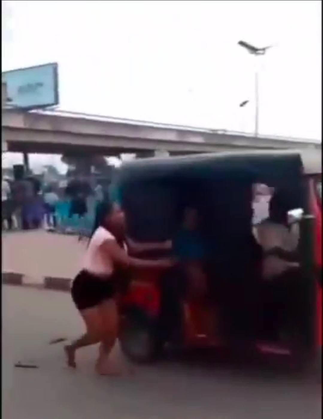 Lady Allegedly Runs M@d at Ekom Iman Junction in Uyo While Confessing She Charged a Man ₦200k for a Night Stand 1 FB IMG 1771172132890